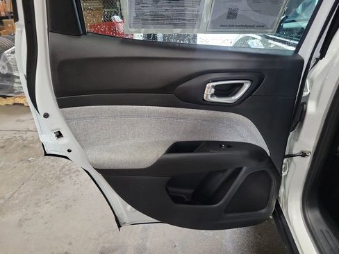 Used 2024 Jeep Compass Latitude AWD/4WD image 16