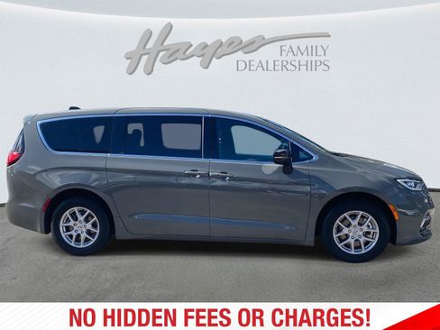 Certified 2025 Chrysler Pacifica Select image 2