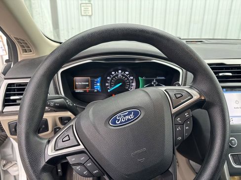 Used 2019 Ford Fusion SE FWD image 16