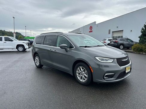 Used 2022 Chrysler Pacifica Touring-L FWD image 3