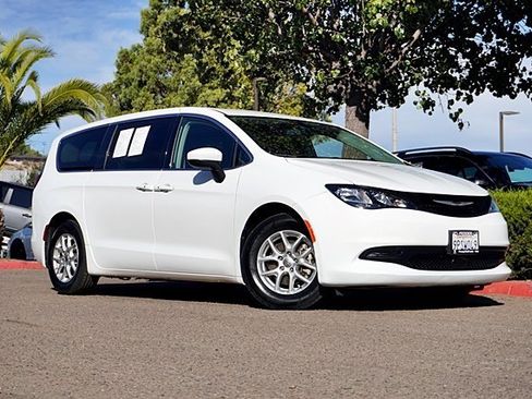 Used 2022 Chrysler Voyager LX image 2