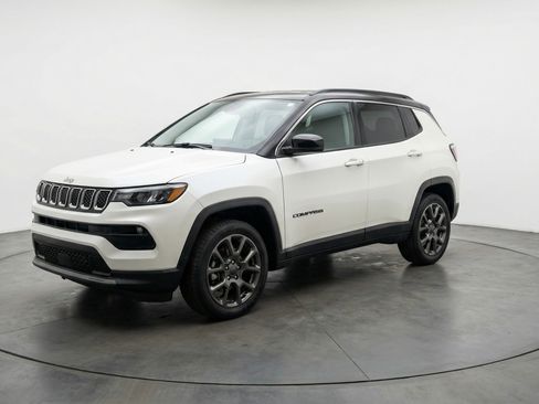 Used 2025 Jeep Compass Limited AWD/4WD image 3
