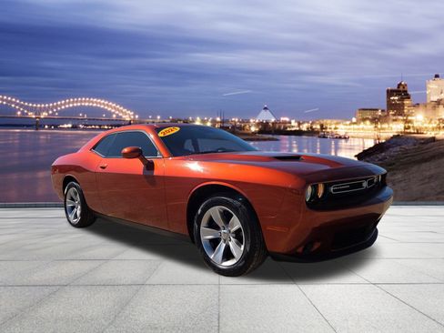 Used 2021 Dodge Challenger SXT image 4
