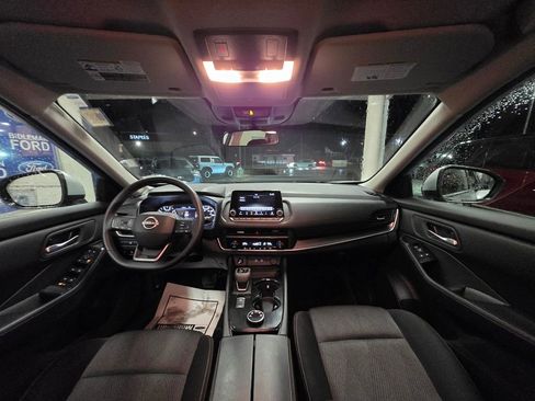 Used 2025 Nissan Rogue SV image 27