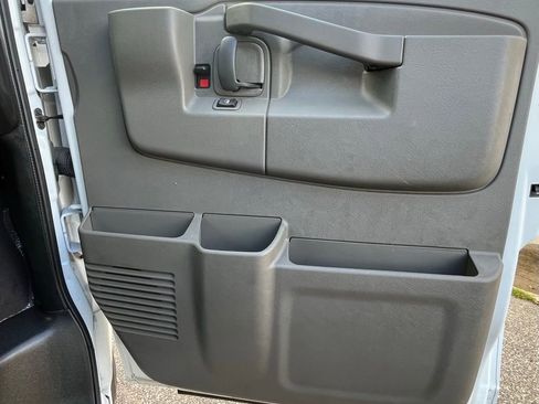 Certified 2025 GMC Savana 3500 LT w/ LT Preferred Equipment Group image 19