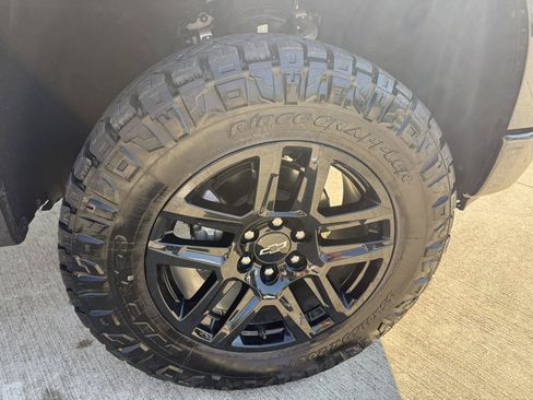 Used 2025 Chevrolet Silverado 1500 LT Trail Boss w/ Convenience Package II AWD/4WD image 12