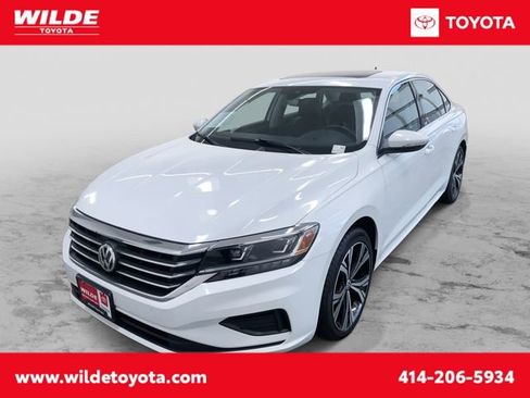 Used 2022 Volkswagen Passat 2.0T SE image 1