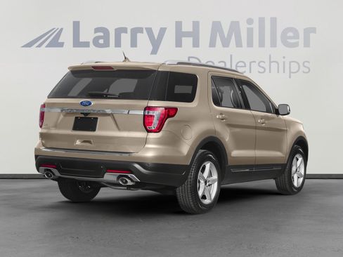 Used 2018 Ford Explorer XLT w/ Equipment Group 202A image 2