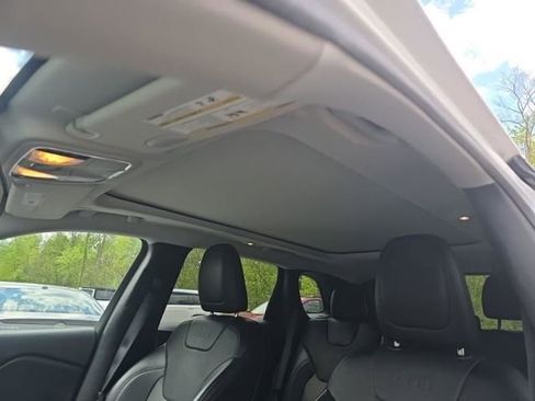 Used 2022 Jeep Cherokee Latitude Lux w/ Sun & Sound Group AWD/4WD image 5