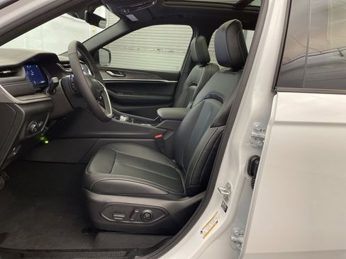 New 2025 Jeep Grand Cherokee Limited image 16