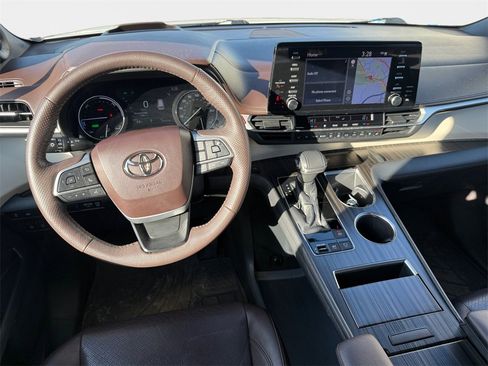 Used 2021 Toyota Sienna Platinum image 15