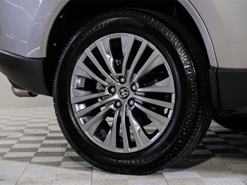 Used 2022 Toyota Venza XLE image 57