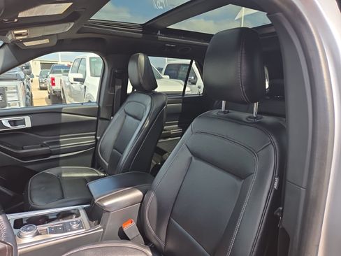 Used 2020 Ford Explorer XLT w/ Equipment Group 202A AWD/4WD image 21
