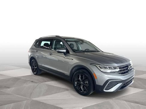 Used 2024 Volkswagen Tiguan SE FWD image 2