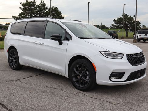 New 2026 Chrysler Pacifica Limited w/ S Appearance Package image 4