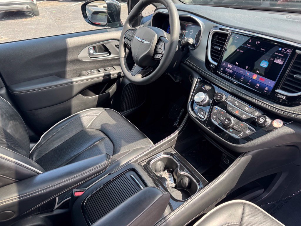Used 2025 Chrysler Pacifica Limited FWD image 37