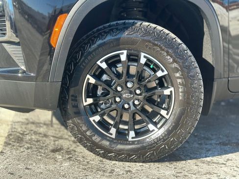 Used 2025 Chevrolet Traverse Z71 image 2