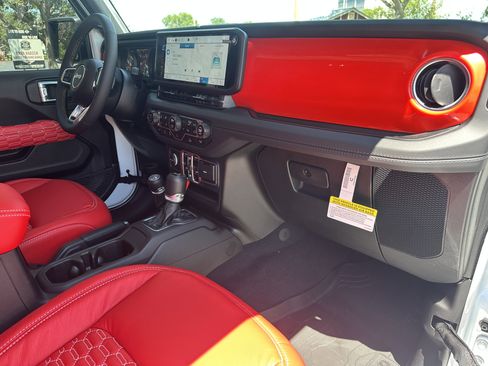 Used 2025 Jeep Wrangler Unlimited Sahara image 24