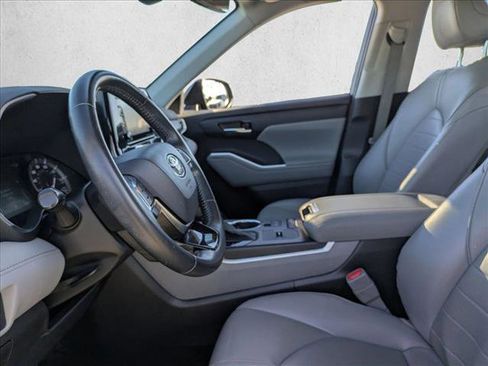 Used 2021 Toyota Highlander XLE image 16