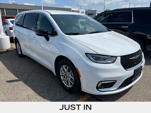 Used 2024 Chrysler Pacifica Touring-L FWD image 19