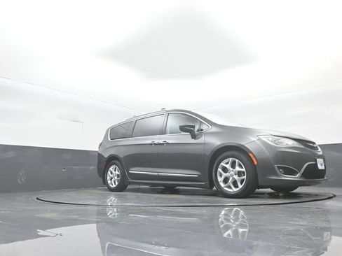 Used 2018 Chrysler Pacifica Touring-L Plus w/ Tire & Wheel Group FWD image 30