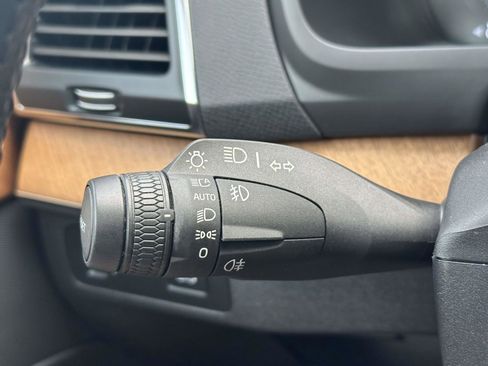 Certified 2022 Volvo XC90 T6 Momentum w/ Climate Package image 35