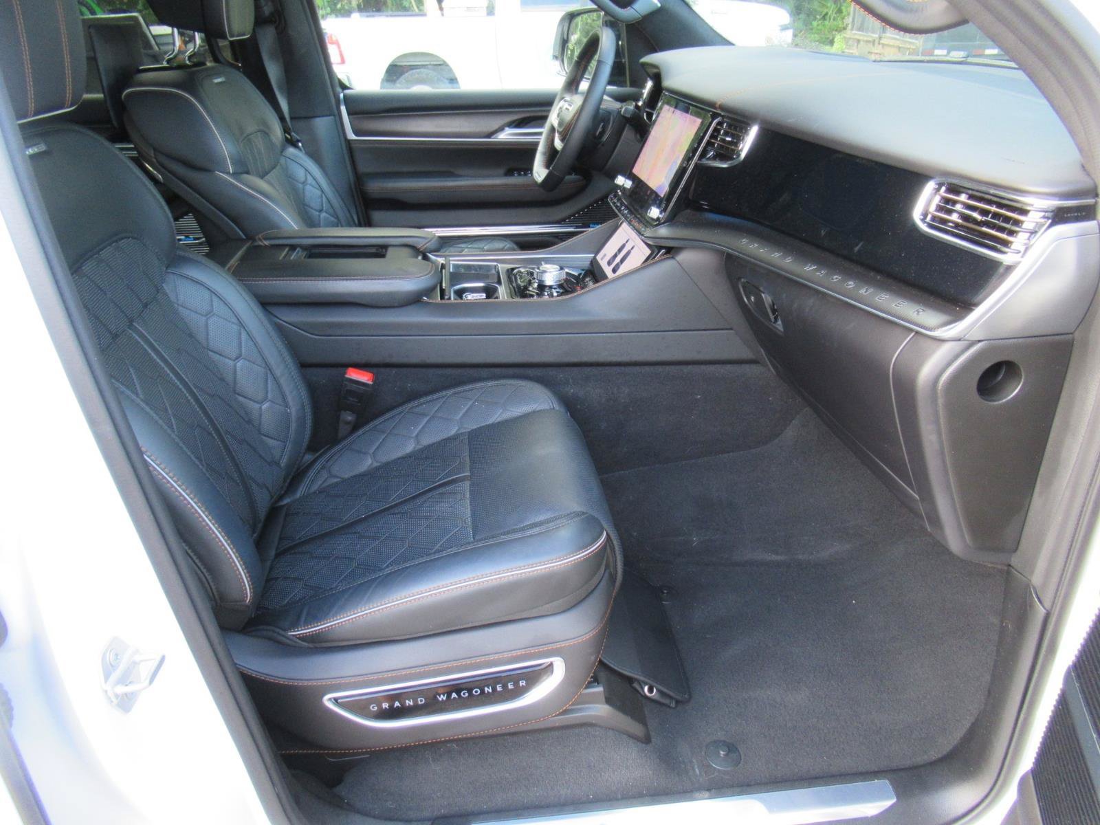 Used 2025 Jeep Grand Wagoneer Series III w/ Rear Seat Video Group 1 AWD/4WD image 10