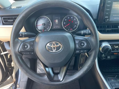 Used 2019 Toyota RAV4 LE FWD image 7