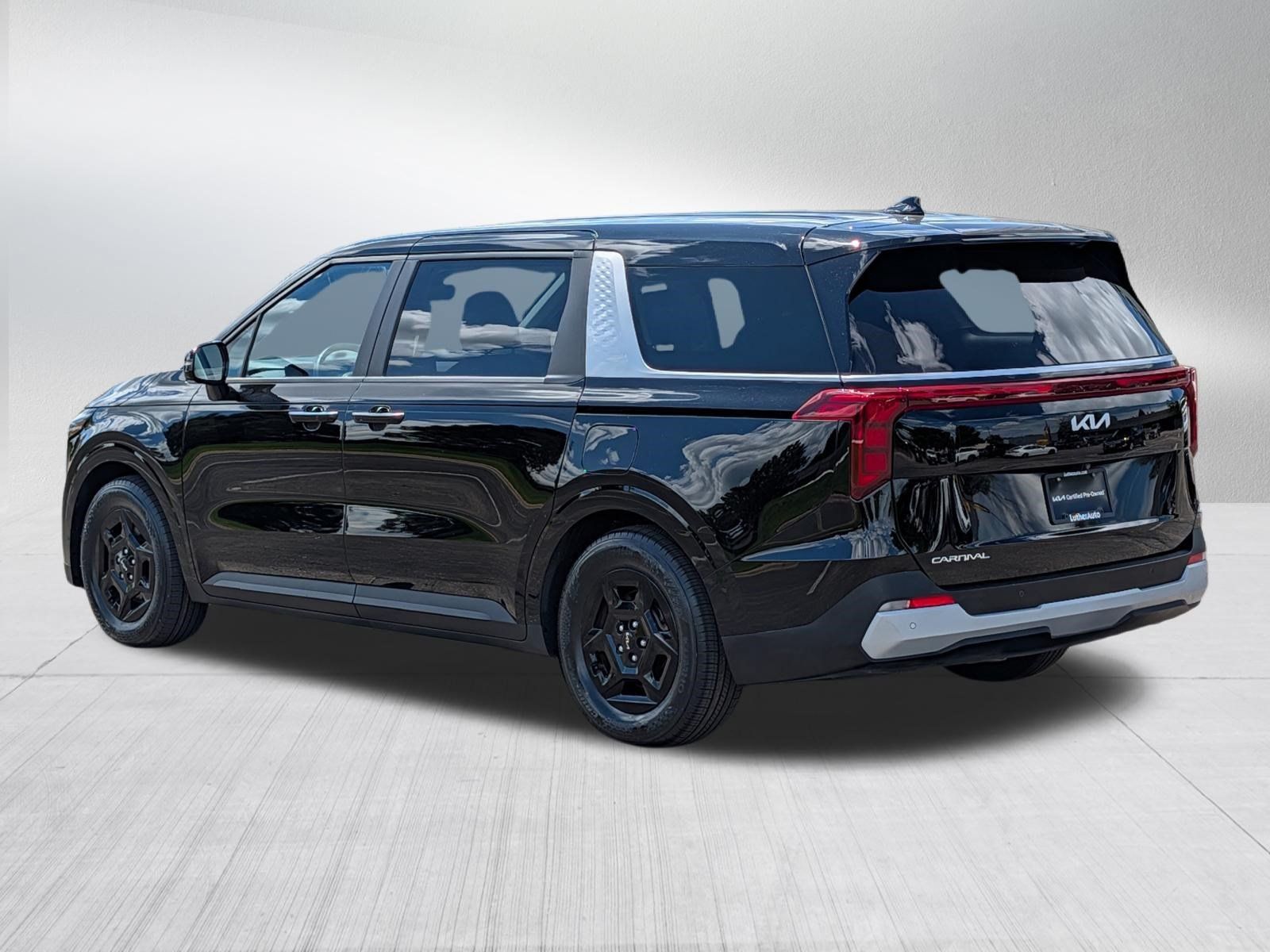 Certified 2025 Kia Carnival FWD image 5