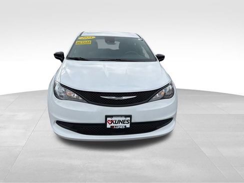 Used 2025 Chrysler Voyager LX image 3