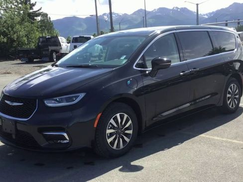 Used 2024 Chrysler Pacifica Select image 4