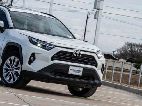 Used 2022 Toyota RAV4 XLE Premium image 5