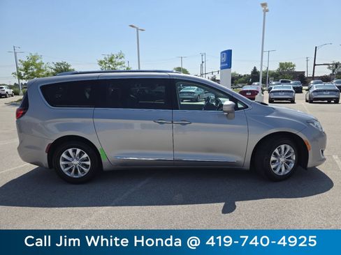 Used 2018 Chrysler Pacifica Touring-L w/ Premium Audio Group FWD image 14
