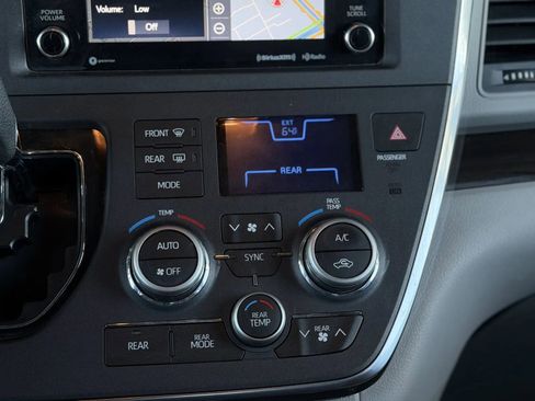 Used 2019 Toyota Sienna XLE w/ XLE Navigation Package FWD image 41