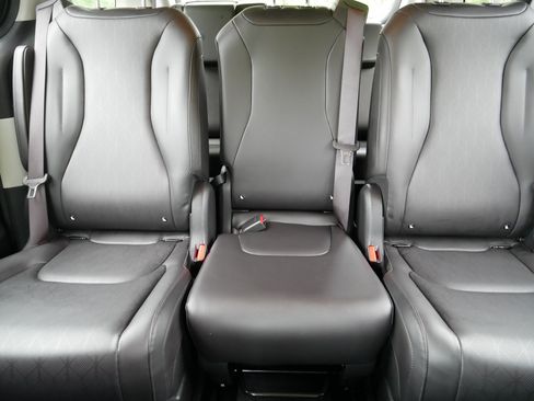 Used 2024 Kia Carnival SX FWD image 13