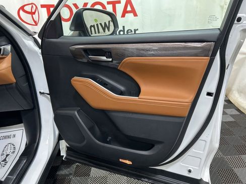 Used 2025 Toyota Highlander Platinum image 11