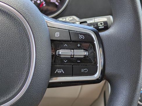 Certified 2024 Kia Carnival LX FWD image 20