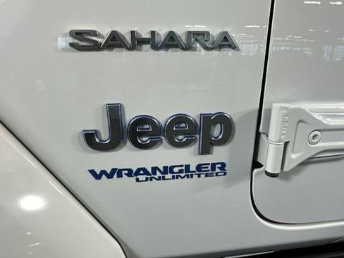 Used 2022 Jeep Wrangler Unlimited Sahara AWD/4WD image 9