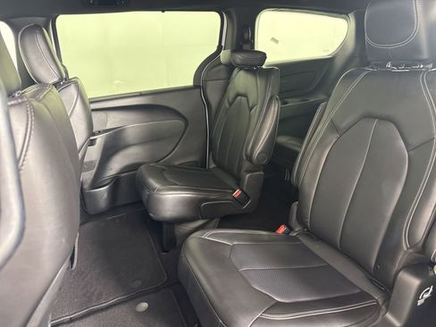 Used 2025 Chrysler Pacifica Select FWD image 12