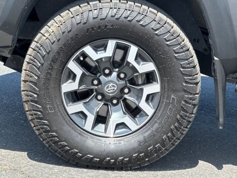Used 2019 Toyota Tacoma TRD Off-Road w/ Technology Package AWD/4WD image 29
