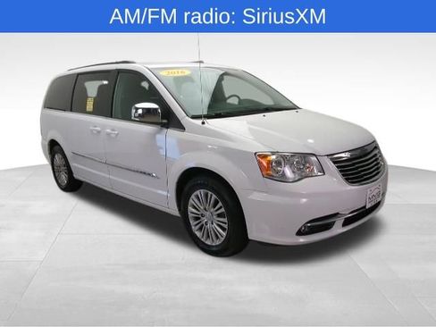 Used 2016 Chrysler Town & Country Touring-L FWD image 10