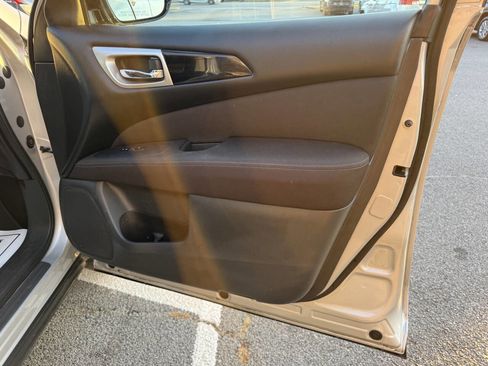 Used 2017 Nissan Pathfinder SV image 20