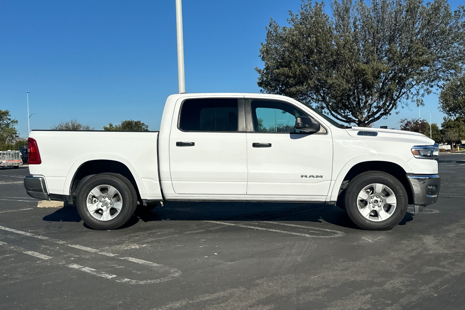Used 2025 RAM 1500 Big Horn AWD/4WD image 3