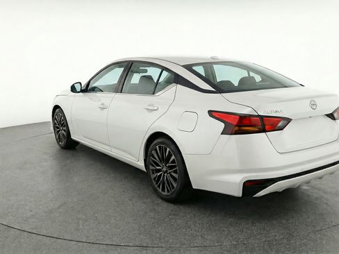 Used 2025 Nissan Altima 2.5 SV FWD image 6