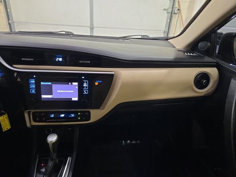 Used 2018 Toyota Corolla LE FWD image 20