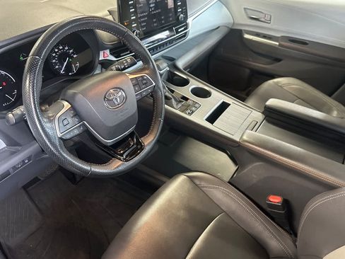 Used 2022 Toyota Sienna XSE w/ XSE Plus Package FWD image 11