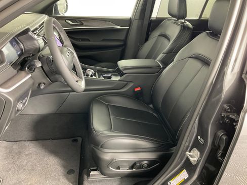 New 2025 Jeep Grand Cherokee Limited w/ Luxury Tech Group II image 10