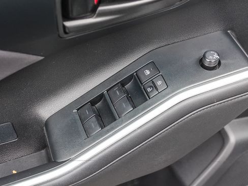Used 2025 Toyota Highlander LE FWD image 27