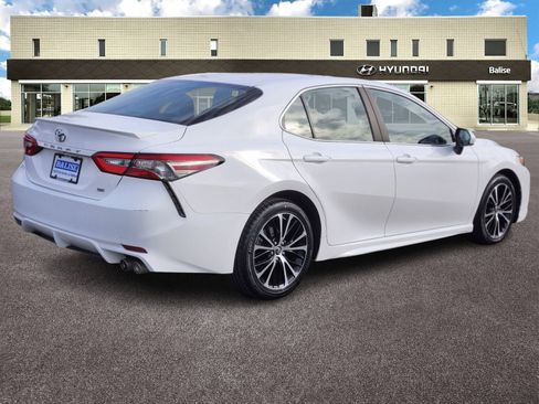 Used 2018 Toyota Camry SE image 3