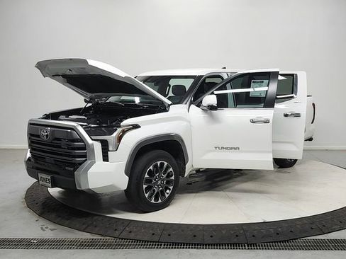 Used 2025 Toyota Tundra Limited AWD/4WD image 11